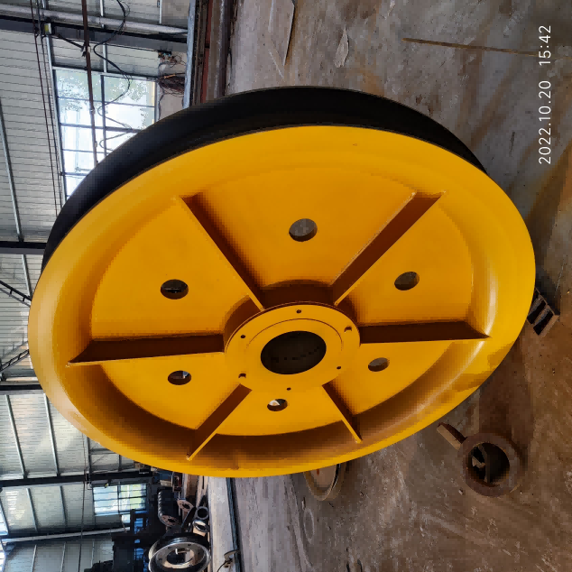 В чем разница между открытыми и закрытыми розетками?