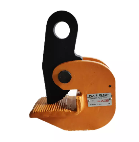 Горизонтальный зажим, предназначенный для надежного подъема и транспортировки тяжелых нагрузок на плоских поверхностях в промышленных условиях.