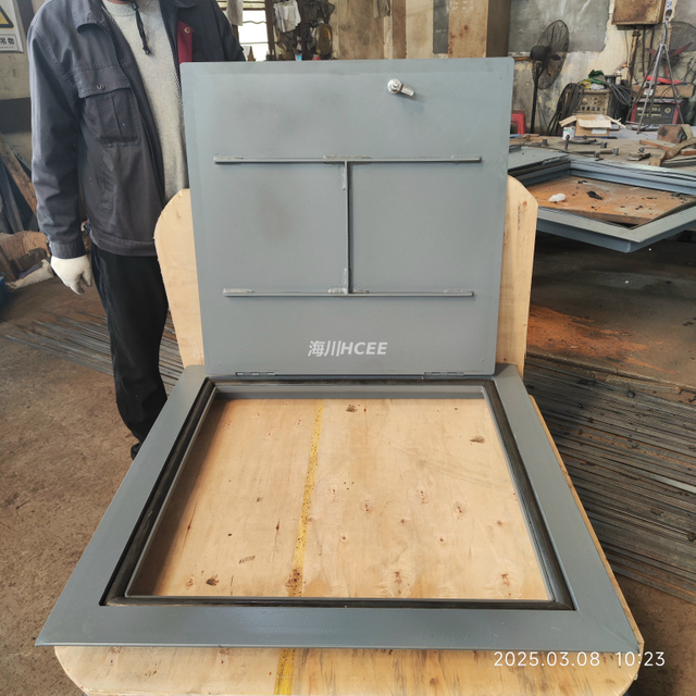 Люк с квадратным выкупом с ключом