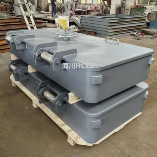 Люк быстрого действия или люк с несколькими болтами: какой выбрать?